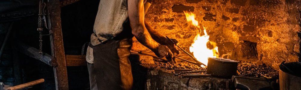 Schmiedeherd, Auswahl von Materialien, die extremen Bedingungen standhalten