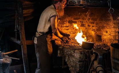 Hogar de herrero, elección de materiales para soportar condiciones extremas